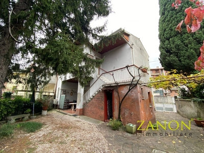 Casa semindipendente in Via dei Leoni, Gorizia, 12 locali, 2 bagni