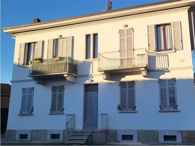 Palazzo a Borgomanero, 10 locali, 500 m² in vendita