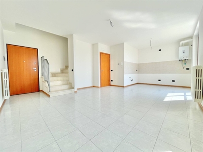 Trilocale a Bagnolo San Vito, 2 bagni, 93 m², 1° piano in vendita