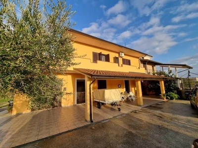 Villa a Cassino, 11 locali, 2 bagni, giardino privato, 300 m²
