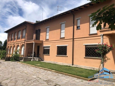 Villa a Castelletto sopra Ticino, 5 locali, 3 bagni, giardino privato