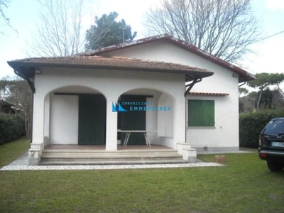 Villa a Massa, 5 locali, 2 bagni, giardino privato, posto auto, 140 m²