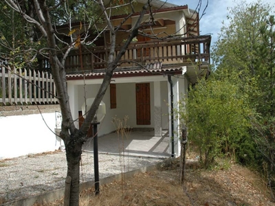 Villa a schiera in Località Col Martese, Montefortino, 4 locali, 80 m²