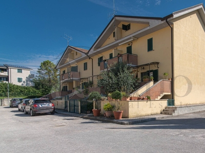 Villa a schiera in Via San Giuliano Sura, Sora, 9 locali, 3 bagni