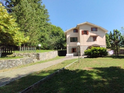 Villa a Trevi nel Lazio, 10 locali, 3 bagni, giardino privato, 240 m²
