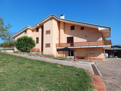 Villa a Veroli, 11 locali, 450 m², classe energetica G in vendita