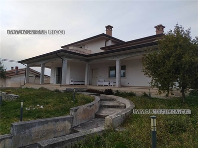 Villa singola a Pontecorvo, 11 locali, 3 bagni, garage, 530 m²