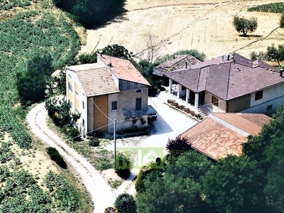 Villa singola in Contrada fegatara, Montegiorgio, 15 locali, 4 bagni