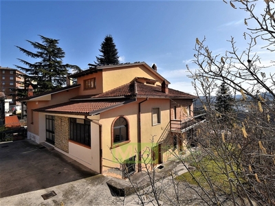 Villa singola in Fabio filzi, Amandola, 12 locali, 4 bagni, con box