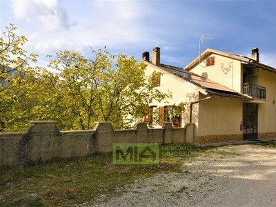 Villa singola in Loc. Montazzolino, Montefortino, 10 locali, 5 bagni
