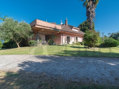 Villa singola in Via Campostefano, Arce, 14 locali, 3 bagni, con box