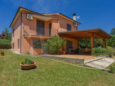 Villa singola in Via Collealto, Arce, 10 locali, 2 bagni, con box