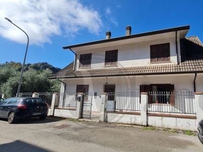 Villa singola in Via Fraioli, Rocca d'Arce, 16 locali, 3 bagni, 350 m²