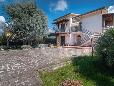 Villa singola in Via Nevali, Roccasecca, 10 locali, 2 bagni, 180 m²