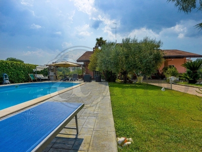 Villa singola in Via Pozzarolo, Strangolagalli, 10 locali, 4 bagni