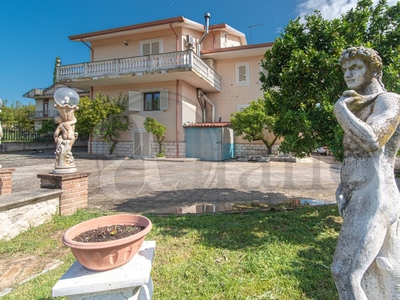 Villa singola in Via San Onofrio, Monte San Giovanni Campano, 5 bagni