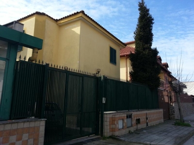Villetta bifamiliare in Via sandro pertini, Calvizzano, 4 locali