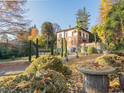 Villa in vendita a Venegono Superiore Varese Monterosso