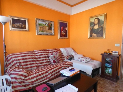 Appartamento a Vicchio, 5 locali, 1 bagno, posto auto, 96 m², 3° piano