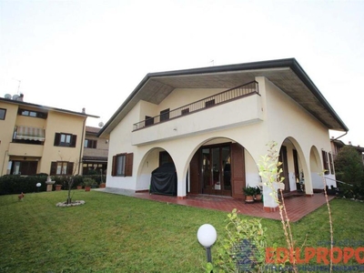 villa in vendita a Lazzate
