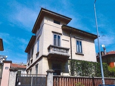 Villa in Vendita in Via Gaetano Previati 52 a Milano