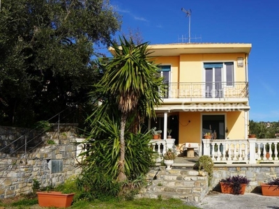 Villa singola in Via Fanny Roncati Carli, Imperia, 13 locali, 2 bagni