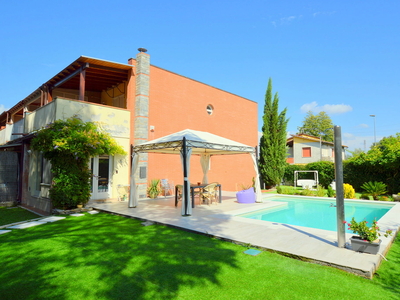 Bellissima villa a Lucca con piscina