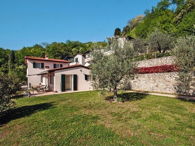 Attraente casa vacanze con vista lago a Gargnano, a soli 2 minuti a piedi dal La