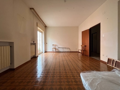 Appartamento in Vendita a Catanzaro, zona Ponte Piccolo, 128'000€, 160 m²