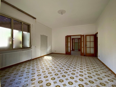 Appartamento in Vendita a Pisa, 295'000€, 203 m², con Box