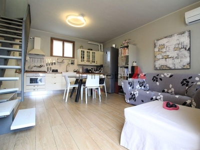 Casa indipendente a Giussano, 2 locali, 1 bagno, 90 m², multilivello