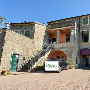 Casa indipendente con giardino, Follo tivegna