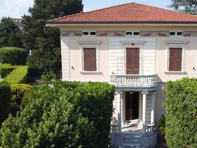 Casa indipendente in Vendita a Lucca Viale G. Puccini