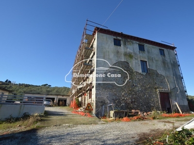 Casa Semi Indipendente in Vendita a Lucca, zona San Quirico di Moriano, 149'000€, 300 m², con Box