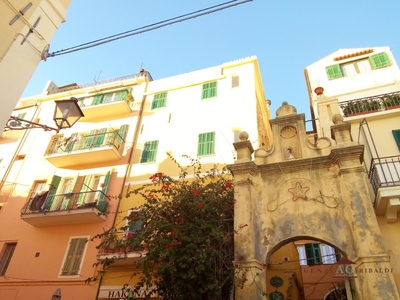 Casa semindipendente a Bordighera, 3 locali, 1 bagno, 80 m², 1° piano