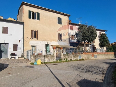Casa semindipendente in Via lungomonte, Santa Maria a Monte, 6 locali
