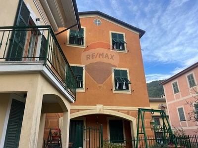 Casa semindipendente in Via Prato, Cicagna, 4 locali, 1 bagno, con box