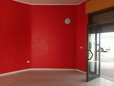 Negozio in Affitto a Oristano, 1'800€, 250 m²