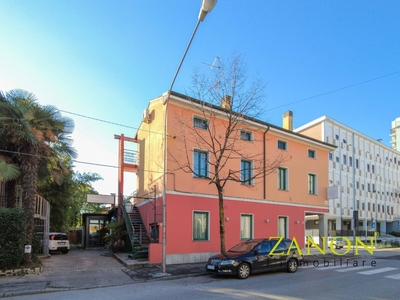 Palazzo in Via Vittorio Veneto, Gorizia, 6 locali, 9 bagni, arredato