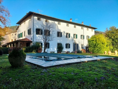 Palazzo storico a Lucca, 25 locali, 8 bagni, giardino privato, 818 m²