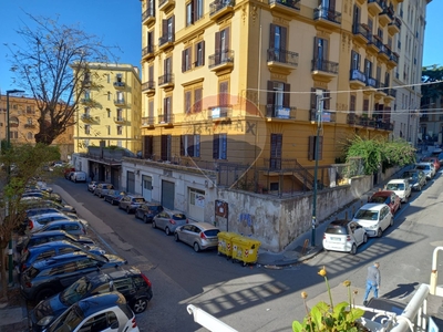 Quadrilocale a Napoli, 1 bagno, 90 m², 1° piano, ascensore in vendita