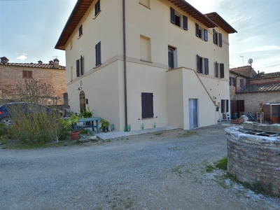 Quadrilocale in Strada di Fogliano Grosso, Siena, 2 bagni, 72 m²