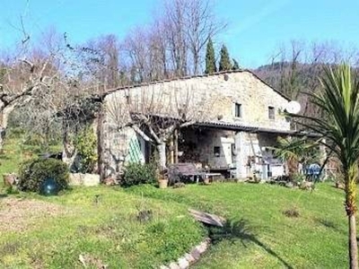 Rustico a Pescia, 4 locali, 1 bagno, giardino privato, con box, 100 m²