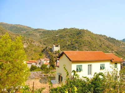 Villa a Dolceacqua, 6 locali, 3 bagni, giardino privato, garage