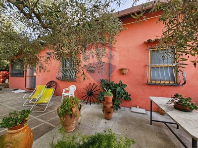 Villa a Salerno, 10 locali, 6 bagni, giardino privato, con box, 440 m²