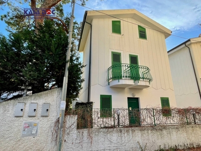 Villa in Via Cassiodoro, Stalettì, 4 locali, 3 bagni, giardino privato