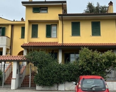 Villa a schiera in Via Ginzburg Natalia 16, Prato, 16 locali, 5 bagni