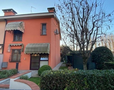 Villa a schiera in Via solazzi, Viadana, 4 locali, 3 bagni, arredato
