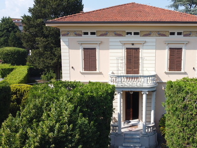 Villa con giardino, Lucca ovest