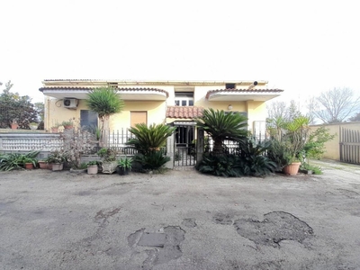 Villa in Giacomo Leopardi, Caivano, 4 locali, 2 bagni, 245 m²